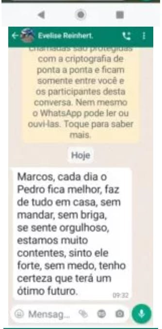 Captura de uma mensagem de WhatsApp com relato de uma família sobre mudanças na rotina.